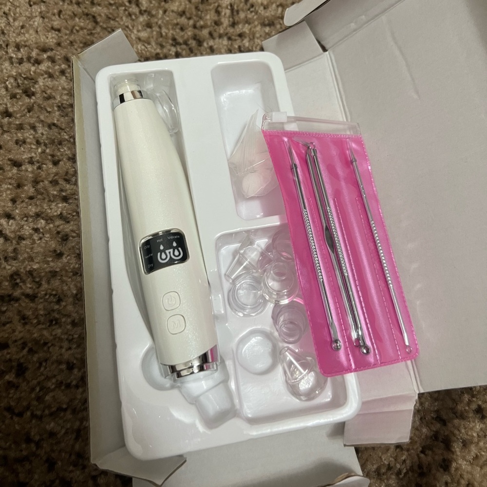 Acne pore vacuum cleaner, white color, never used